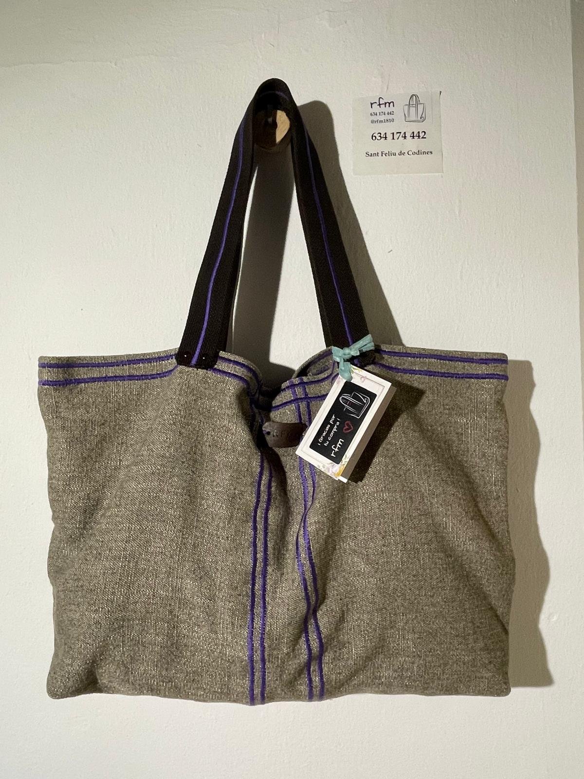 bolso de lino gris con bordados lila