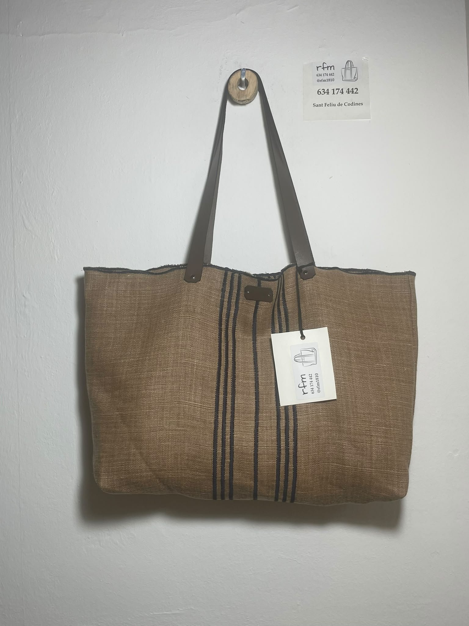 bolso lino beig con bordados azul marino neceser a juego