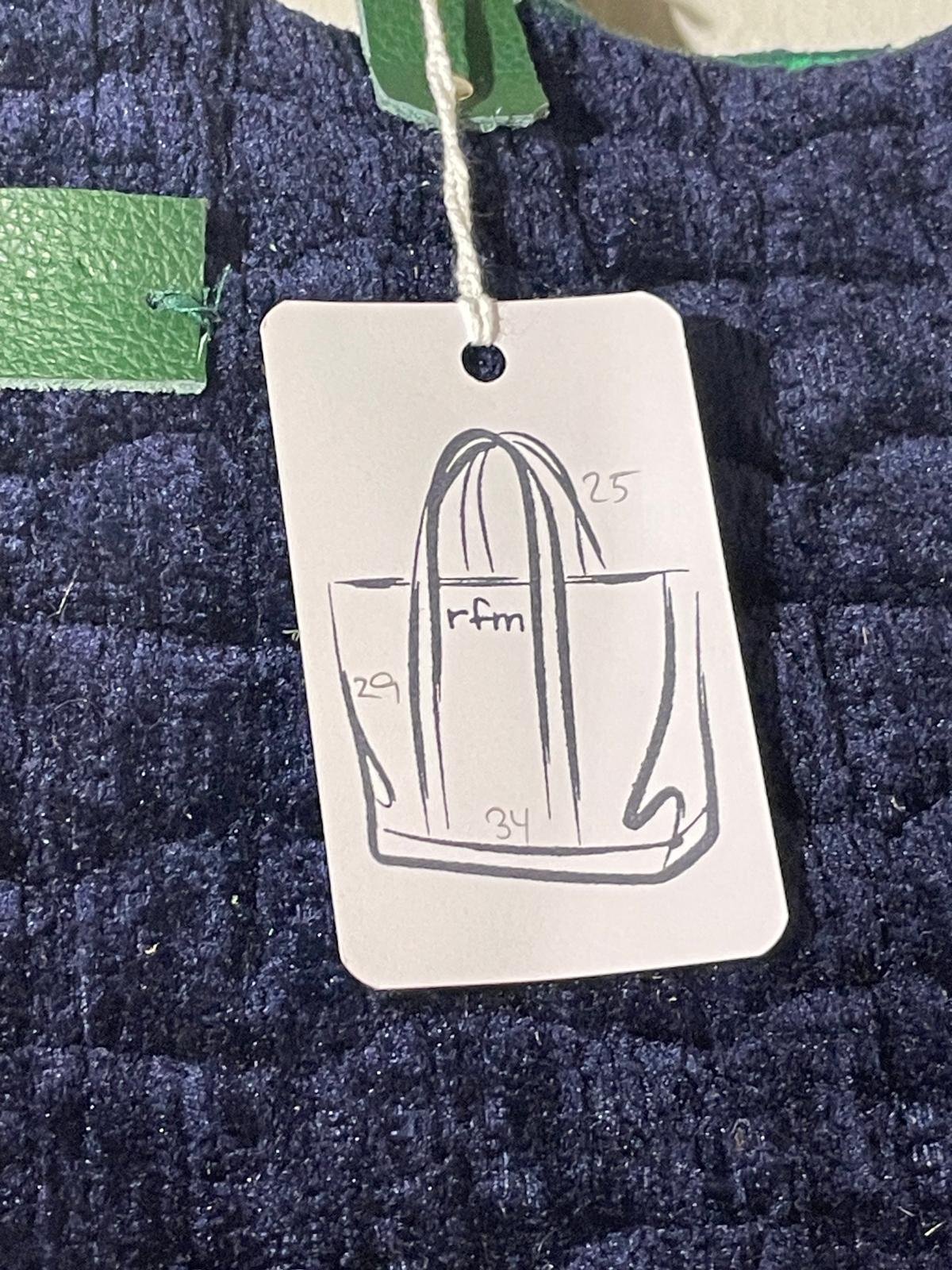 bolso de terciopelo acolchado azul marino con bordados verdes - Imagen 2