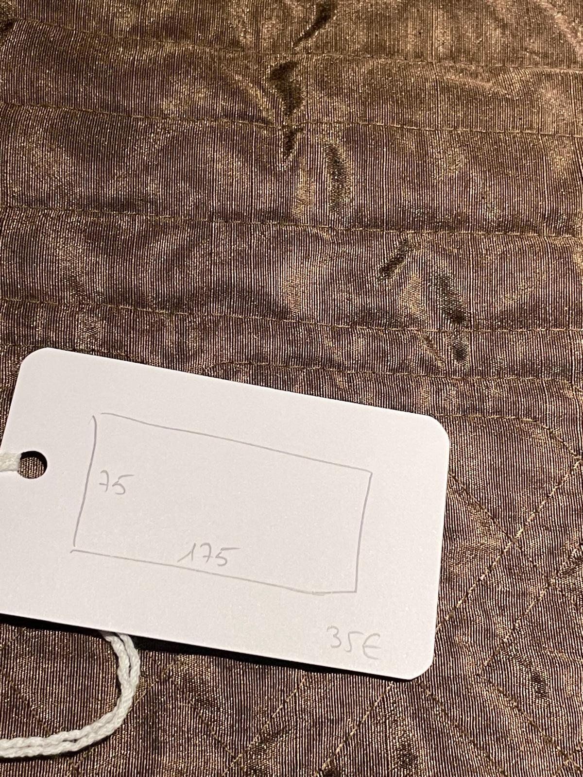chal de forro acolchado marrón con bordados blancos - Imagen 2