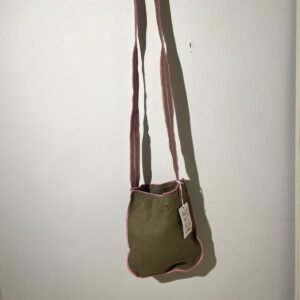 bandolera de lino kaki con bordados rosa