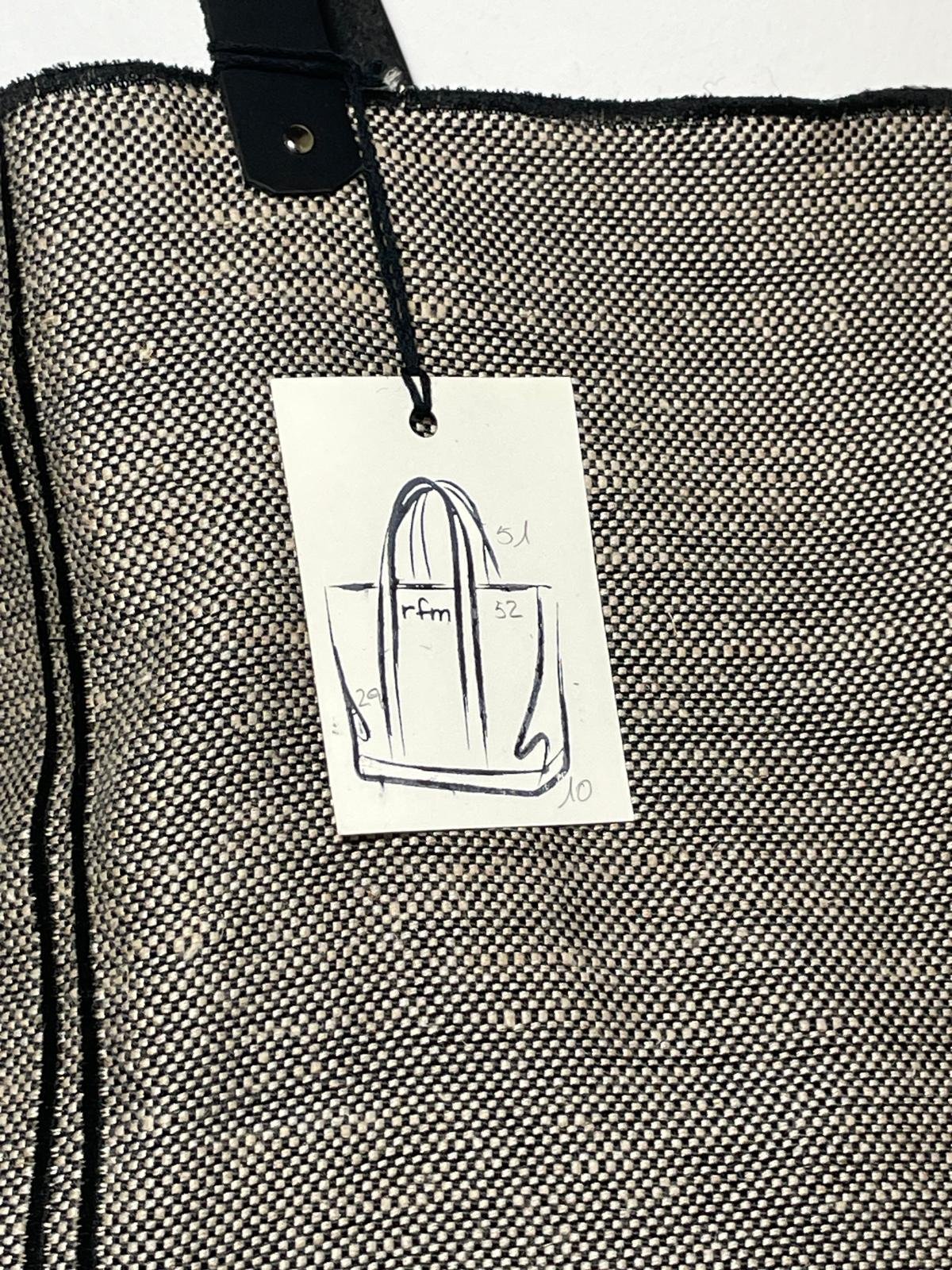 bolso de tweed fino gris con bordados negros neceser a juego - Imagen 2