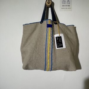 bolso lino gris con bordados azul y amarillo
