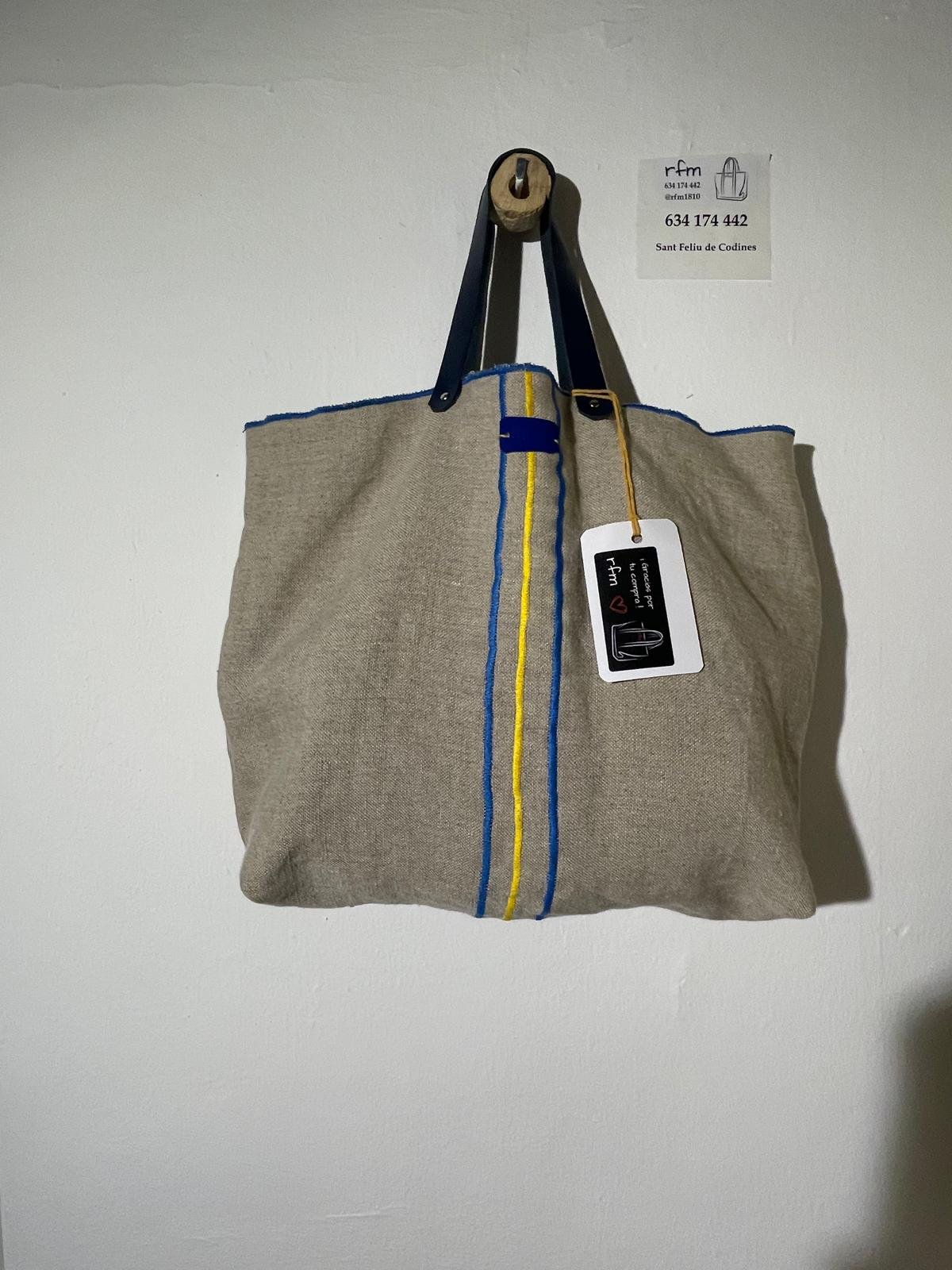 bolso lino gris con bordados azul y amarillo