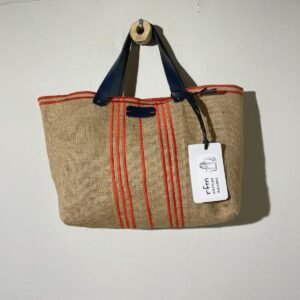 bolso yute beig con bordados rojos