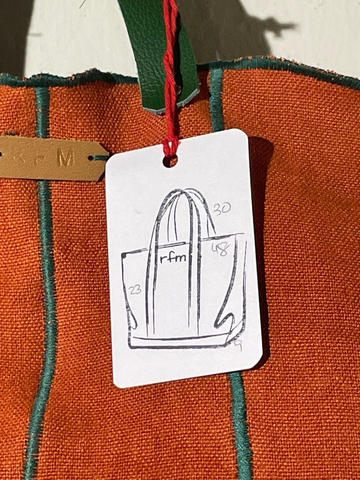 bolso lino naranja con bordados verdes - Imagen 2