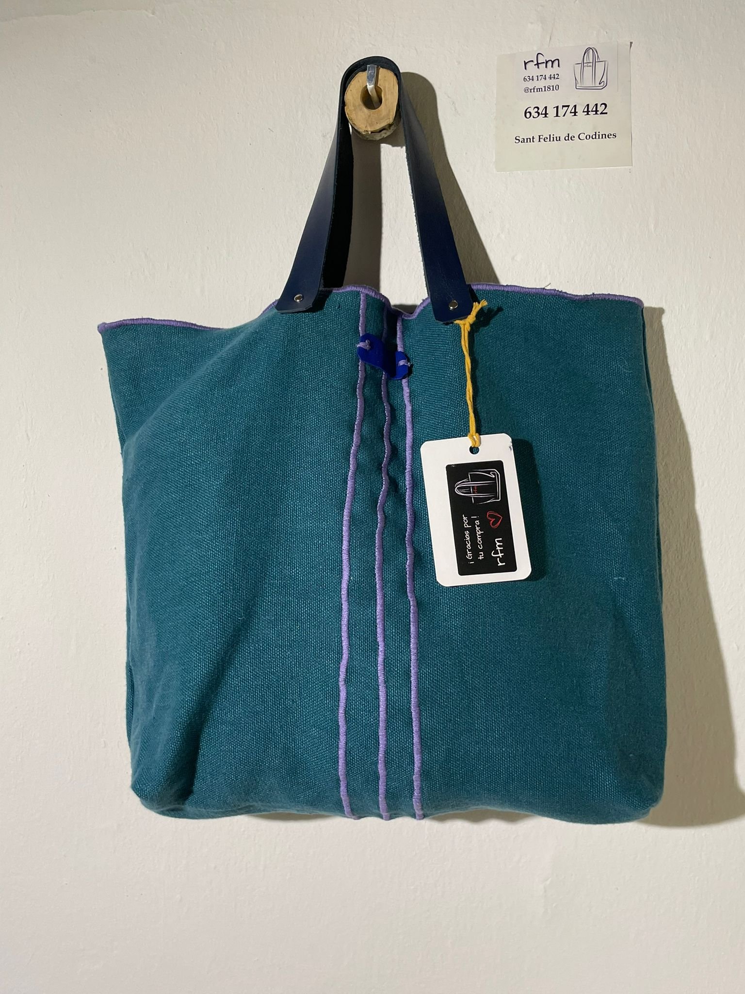 bolso lino azul con bordados lila