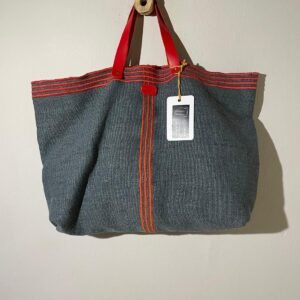 bolso lino azul con bordados rojos