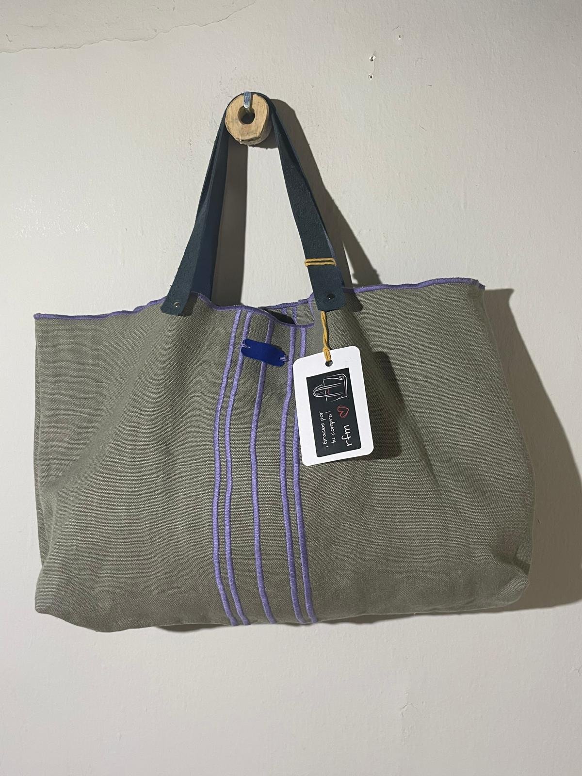 bolso lino gris con bordados lila