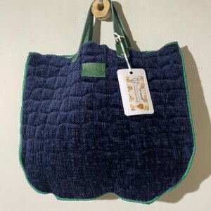 bolso de terciopelo acolchado azul marino con bordados verdes