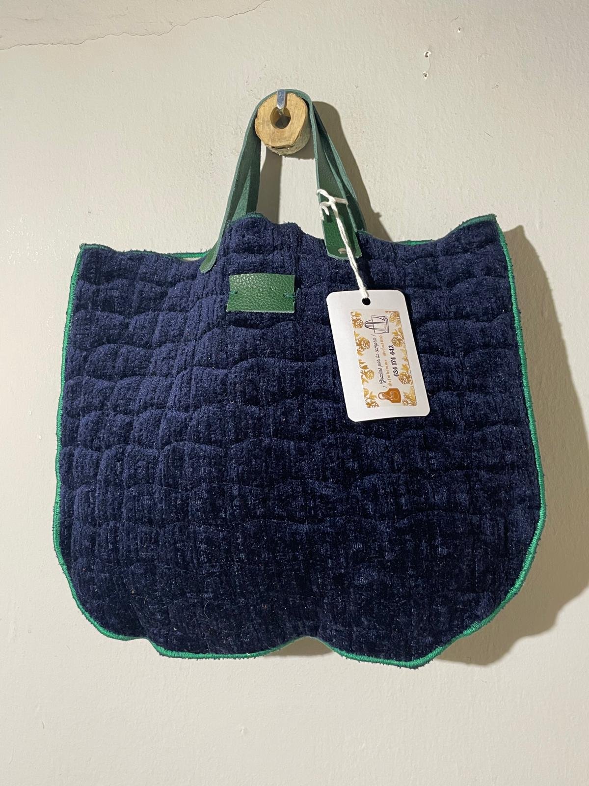 bolso de terciopelo acolchado azul marino con bordados verdes