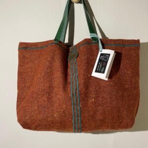 bolso marrón de tweed con bordados verdes
