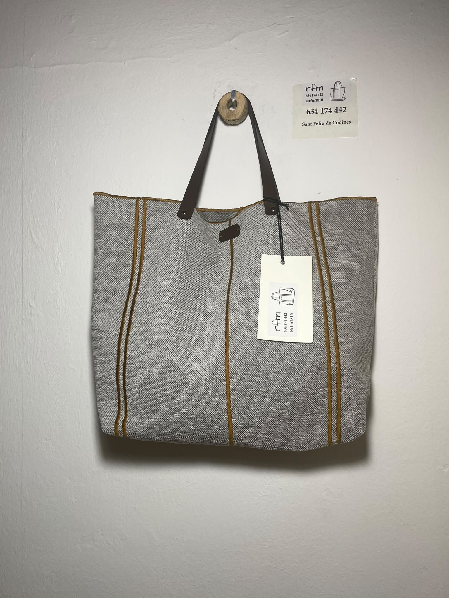 bolso chenilla gris con bordados camel