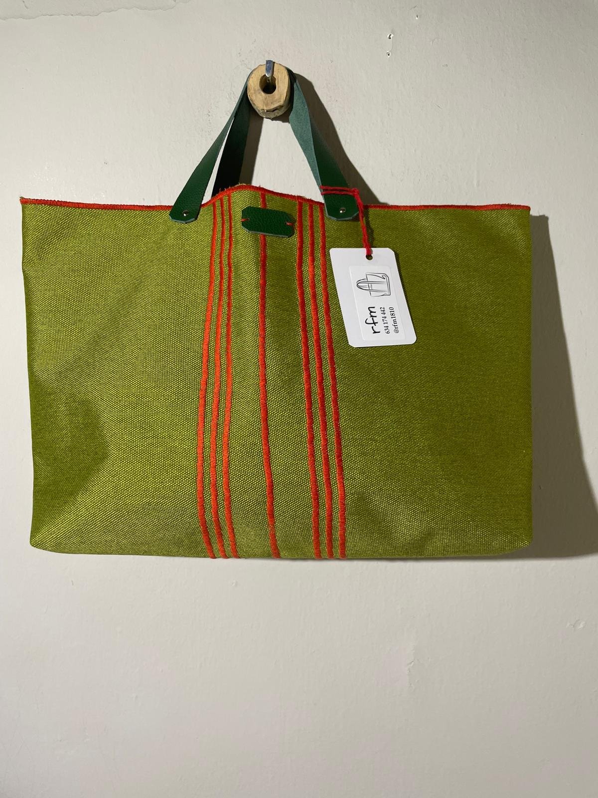 bolso lino verde interior plastificado con bordados rojos