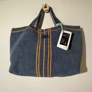 bolso de terciopelo azul con bordados naranja
