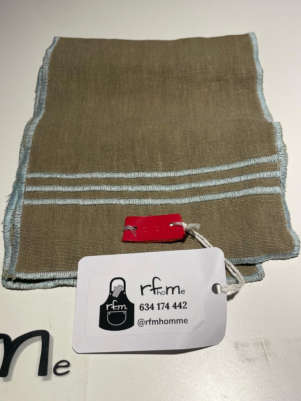 bufanda de lino kaki con bordados verde esmeralda