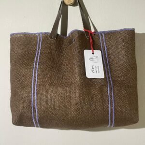 bolso yute marrón con bordados lila