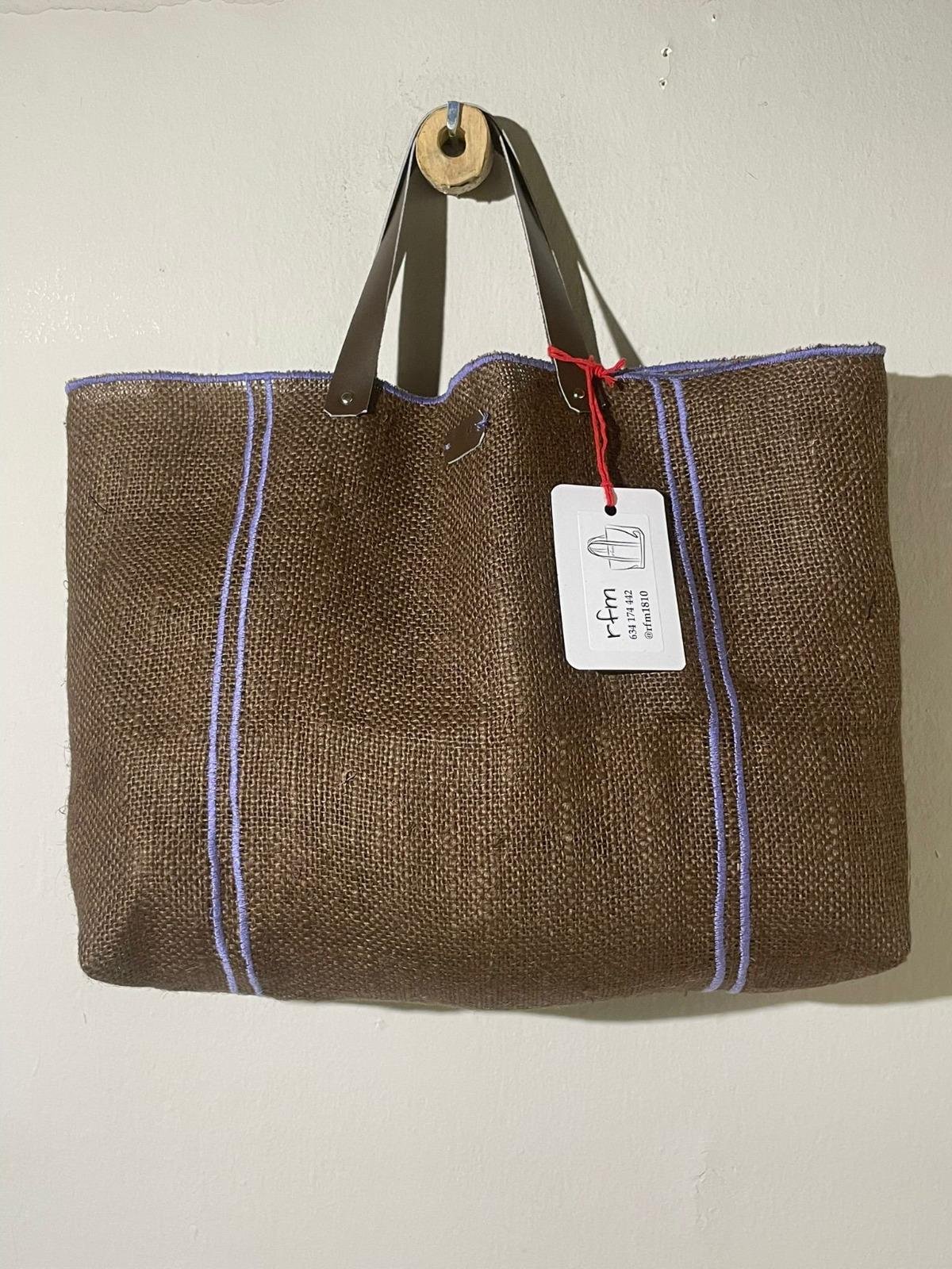 bolso yute marrón con bordados lila