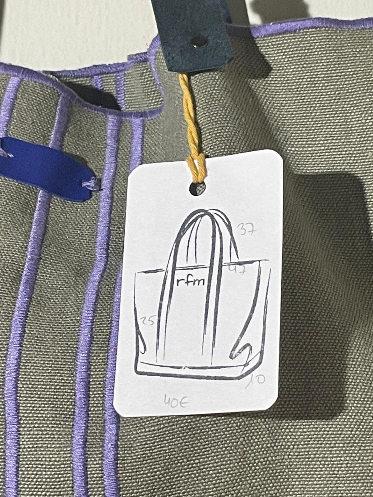 bolso lino gris con bordados lila - Imagen 2