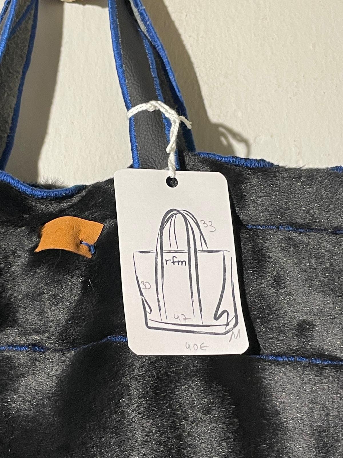 bolso pelo negro bordados azules - Imagen 2