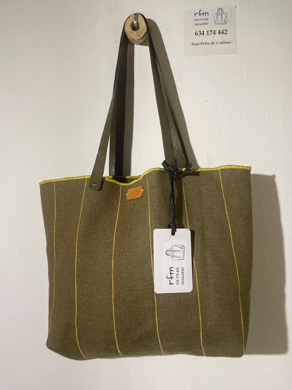 bolso lino verde con bordados amarillos