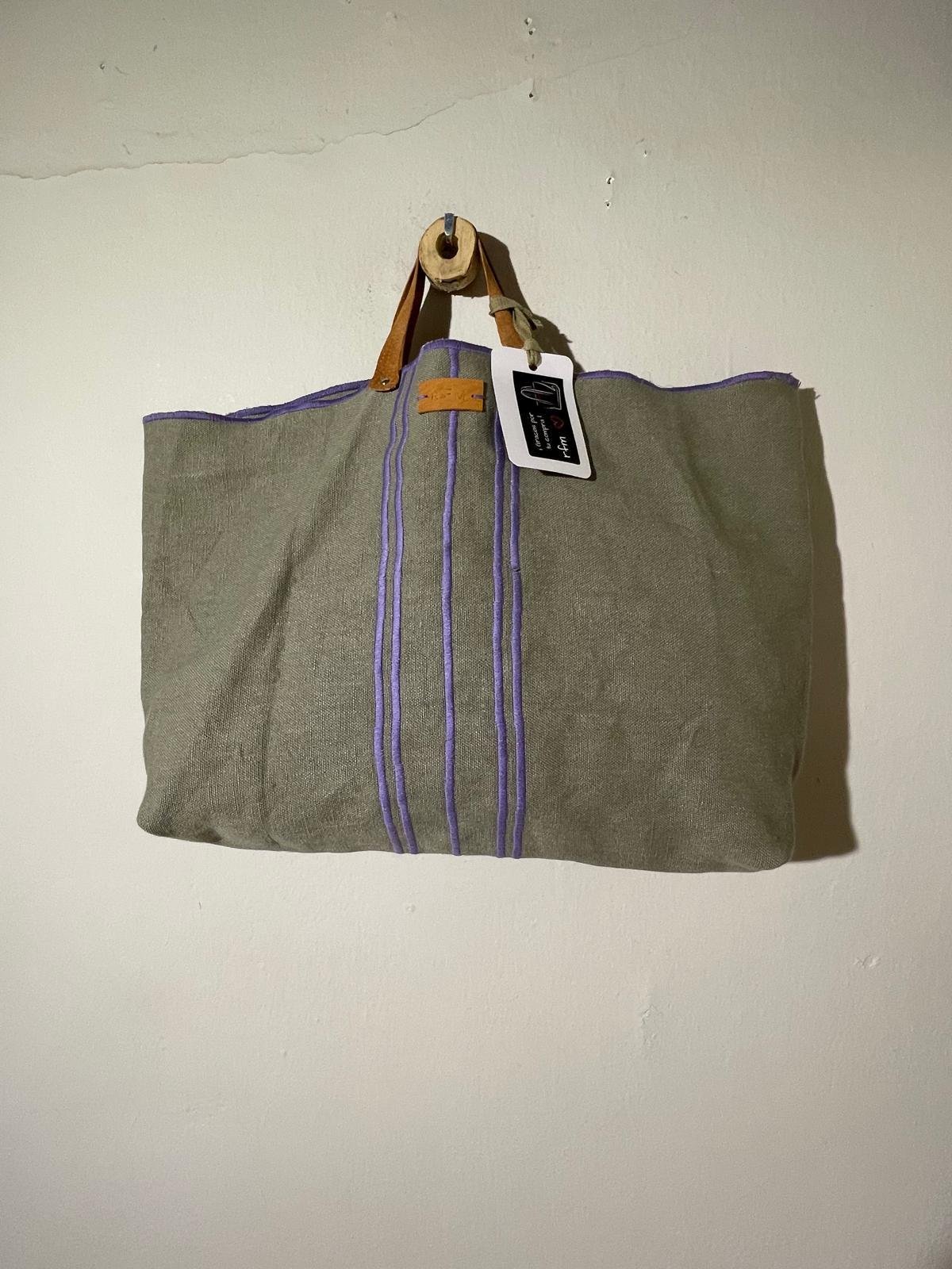 bolso lino gris con bordados lila