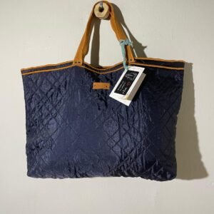 bolso acolchado azul marino con bordados naranja