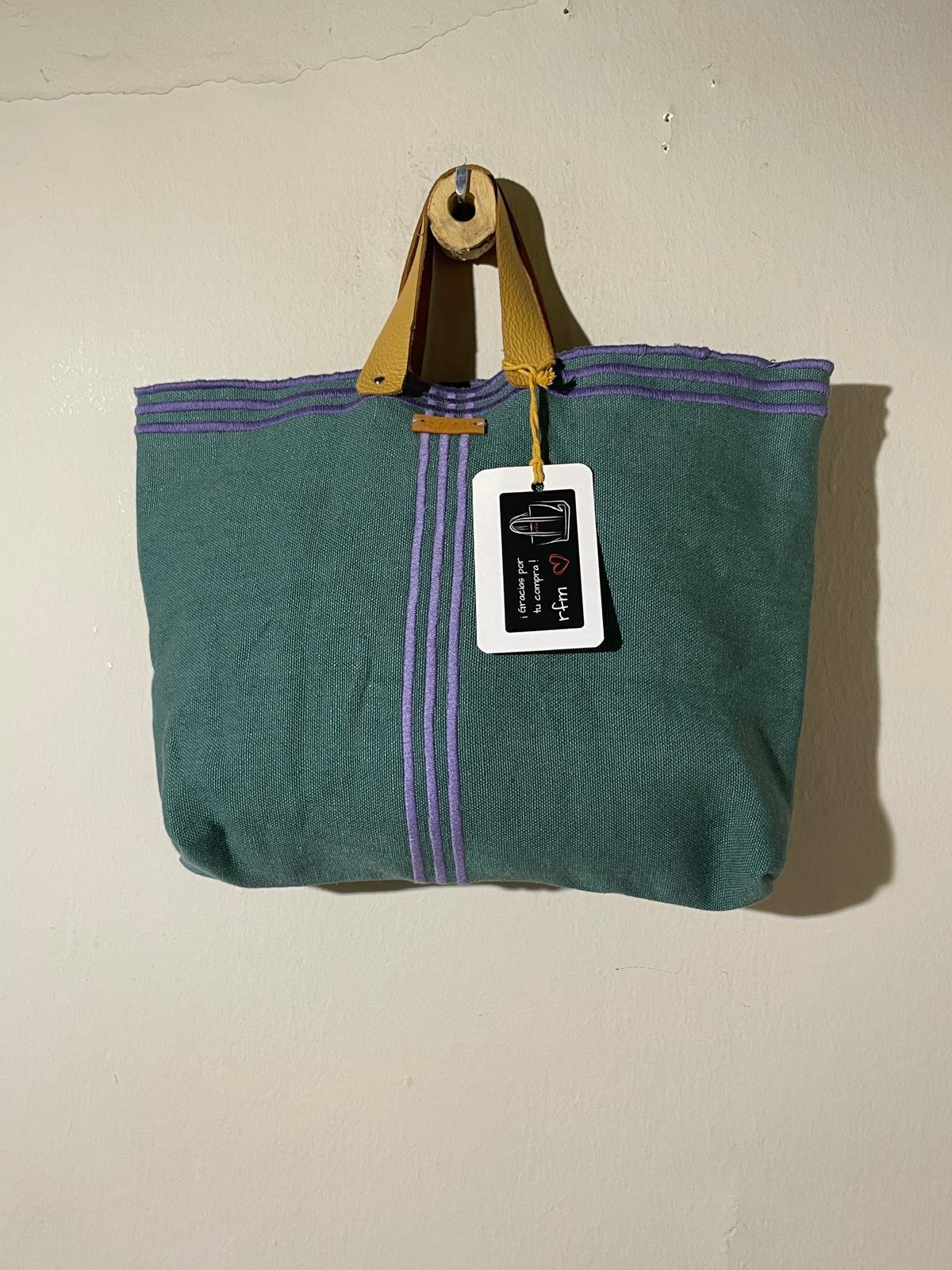 bolso lino verde con bordados lila