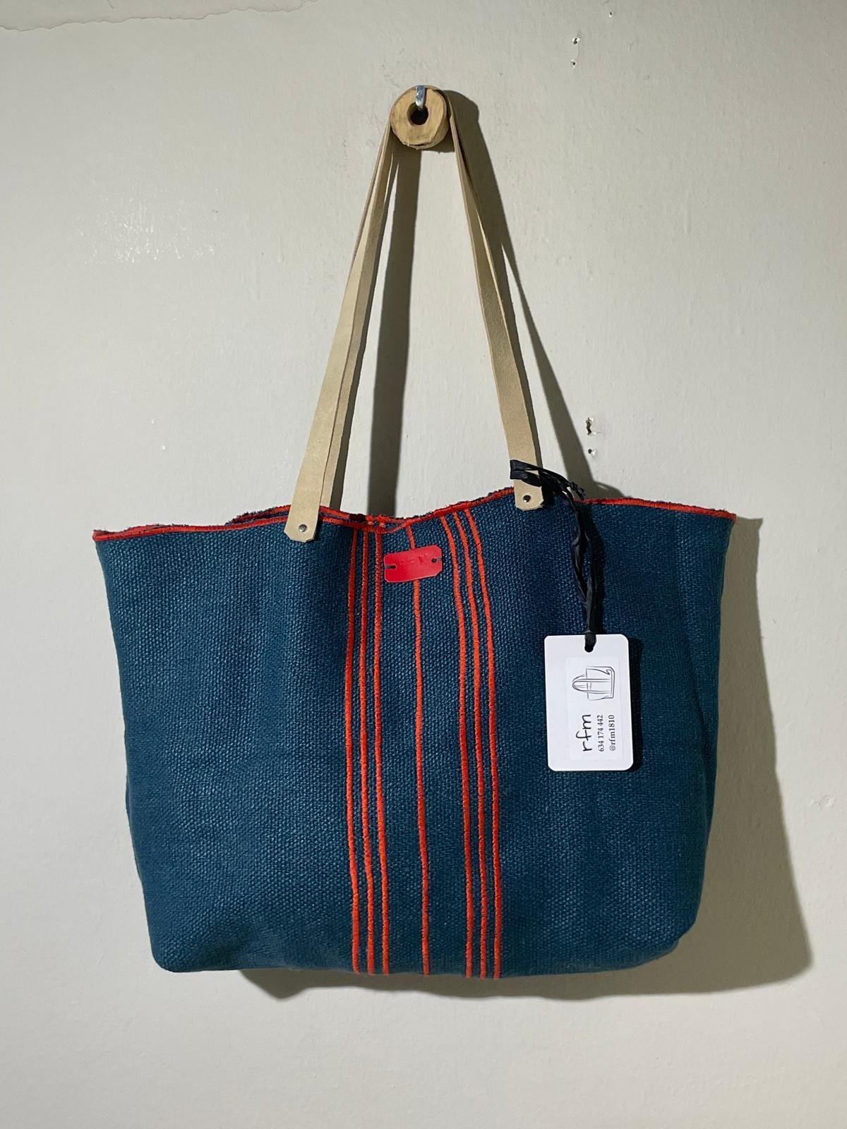 bolso lino azul con bordados rojos