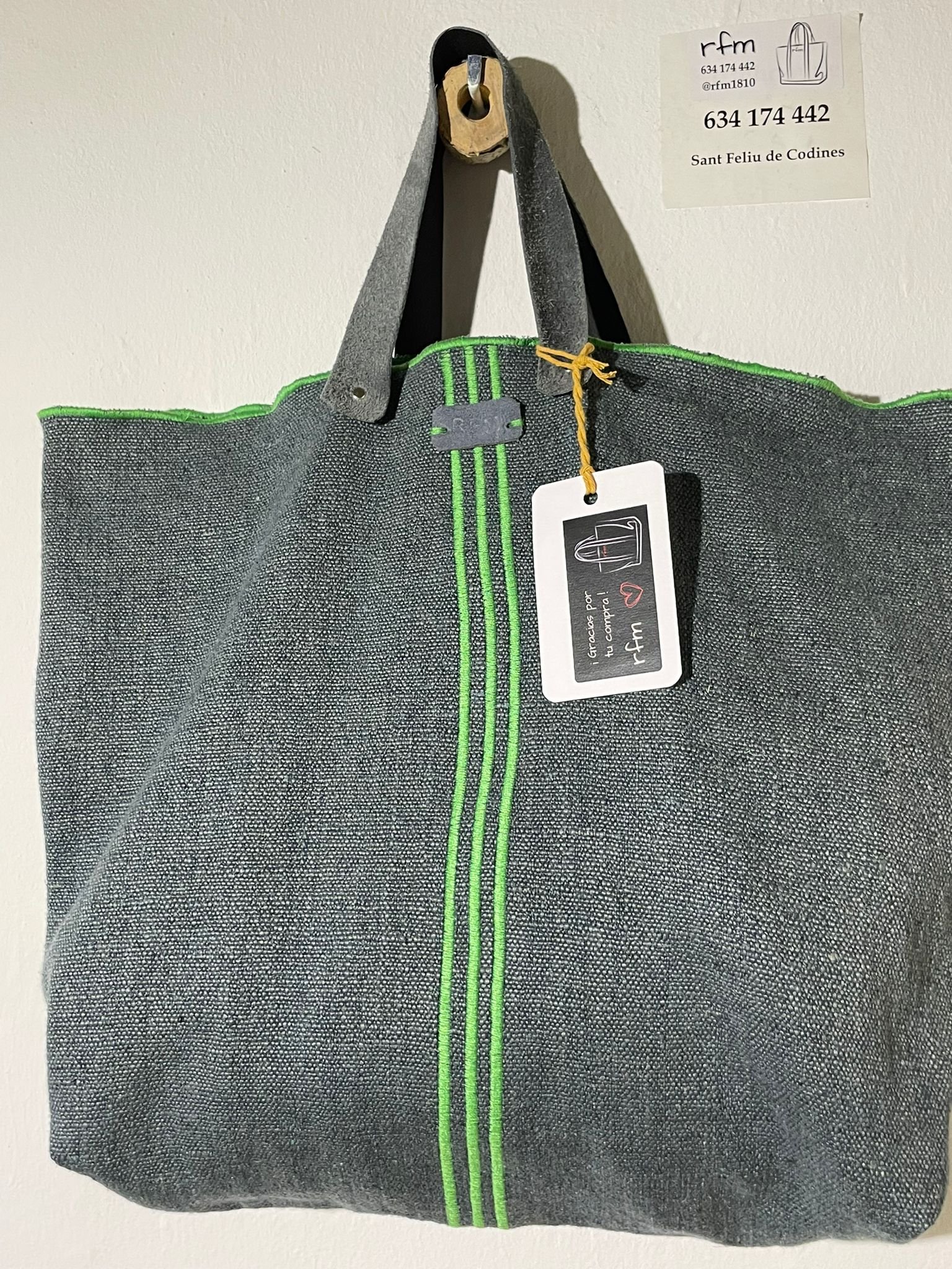 bolso lino gris con bordados verdes