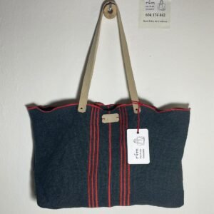 bolso lino azul con bordados rojos