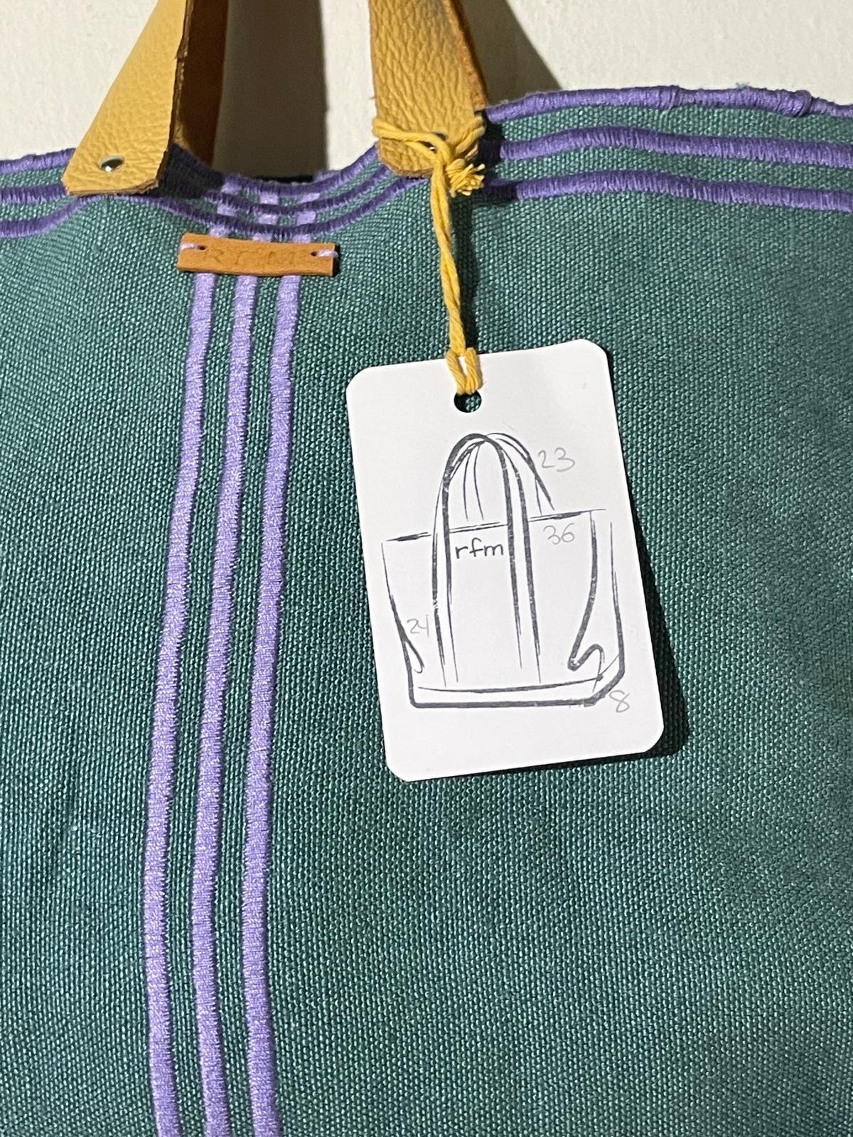 bolso lino verde con bordados lila - Imagen 2