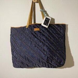 bolso acolchado azul marino con bordados naranja