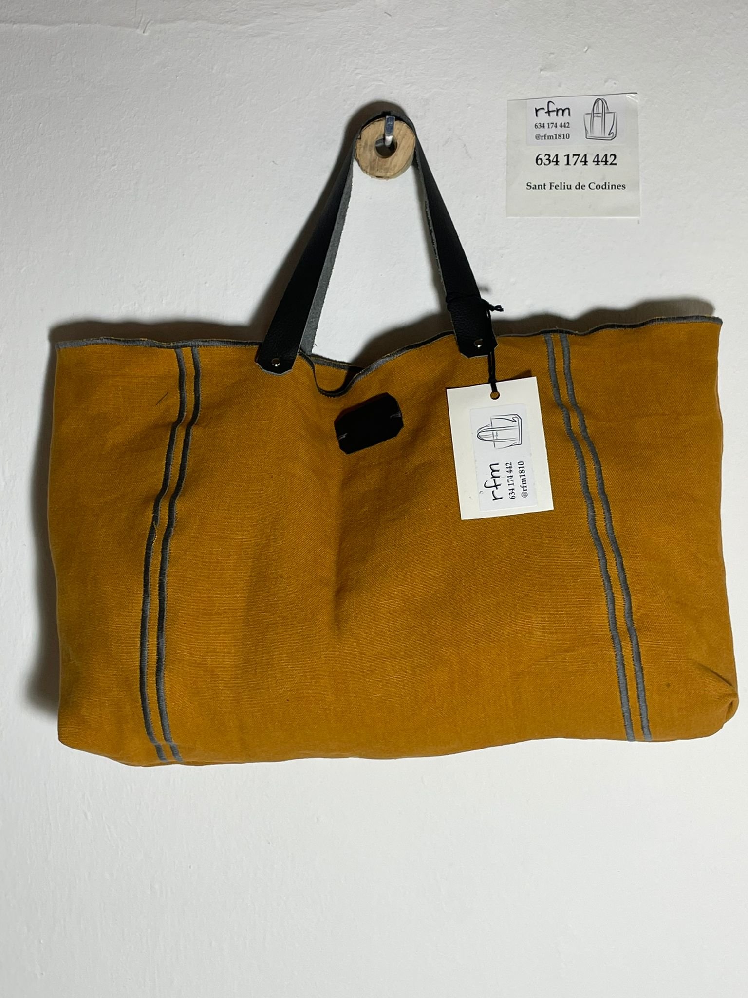 bolso lino mostaza con bordados gris