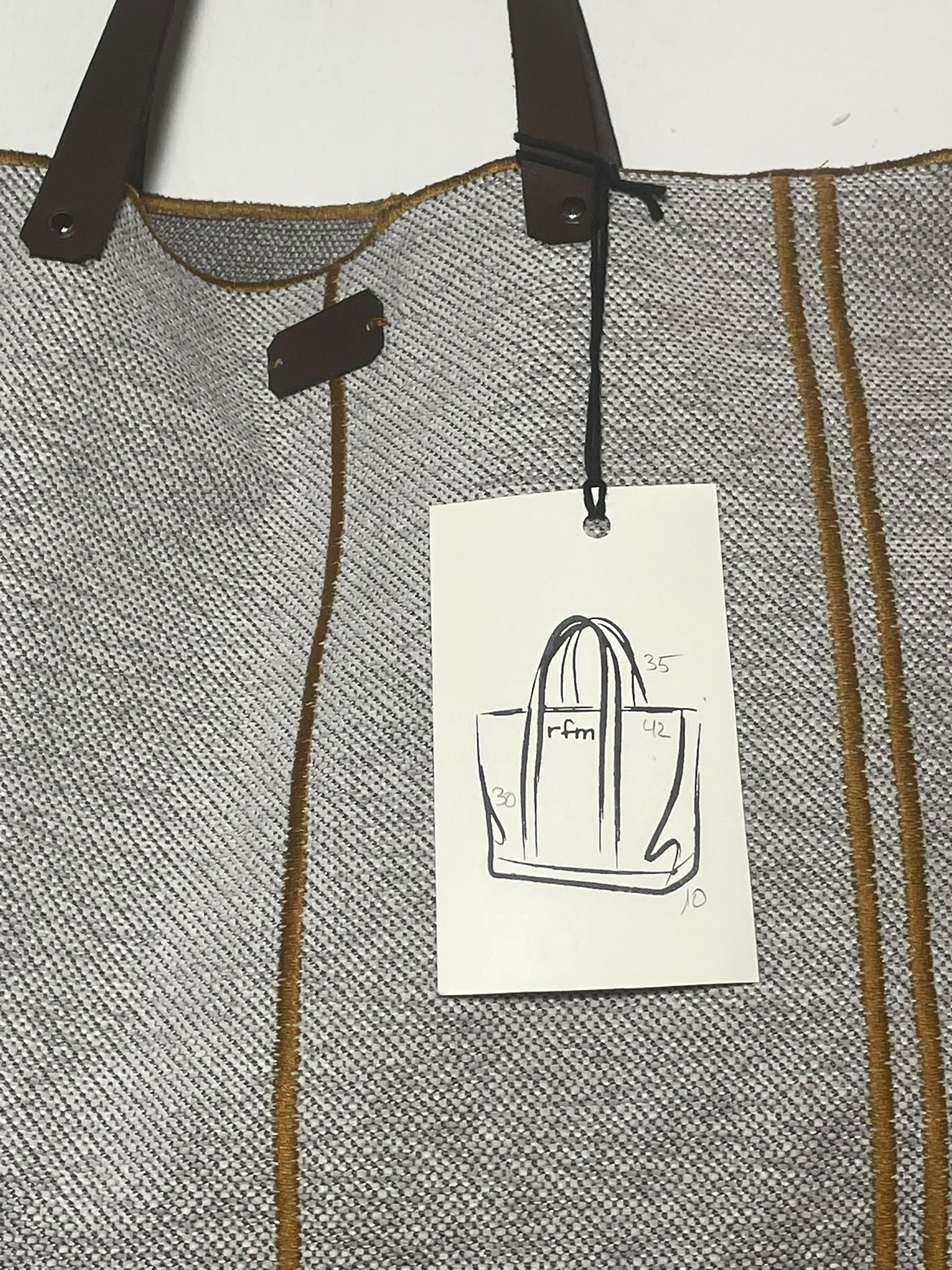 bolso chenilla gris con bordados camel - Imagen 2